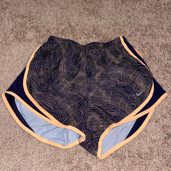Women’s Nike shorts - Picture 1 of 2